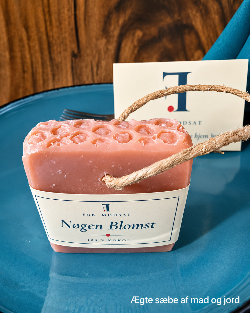 Nøgen Blomst set fra siden med boblet top og hampesnor gennem baren
