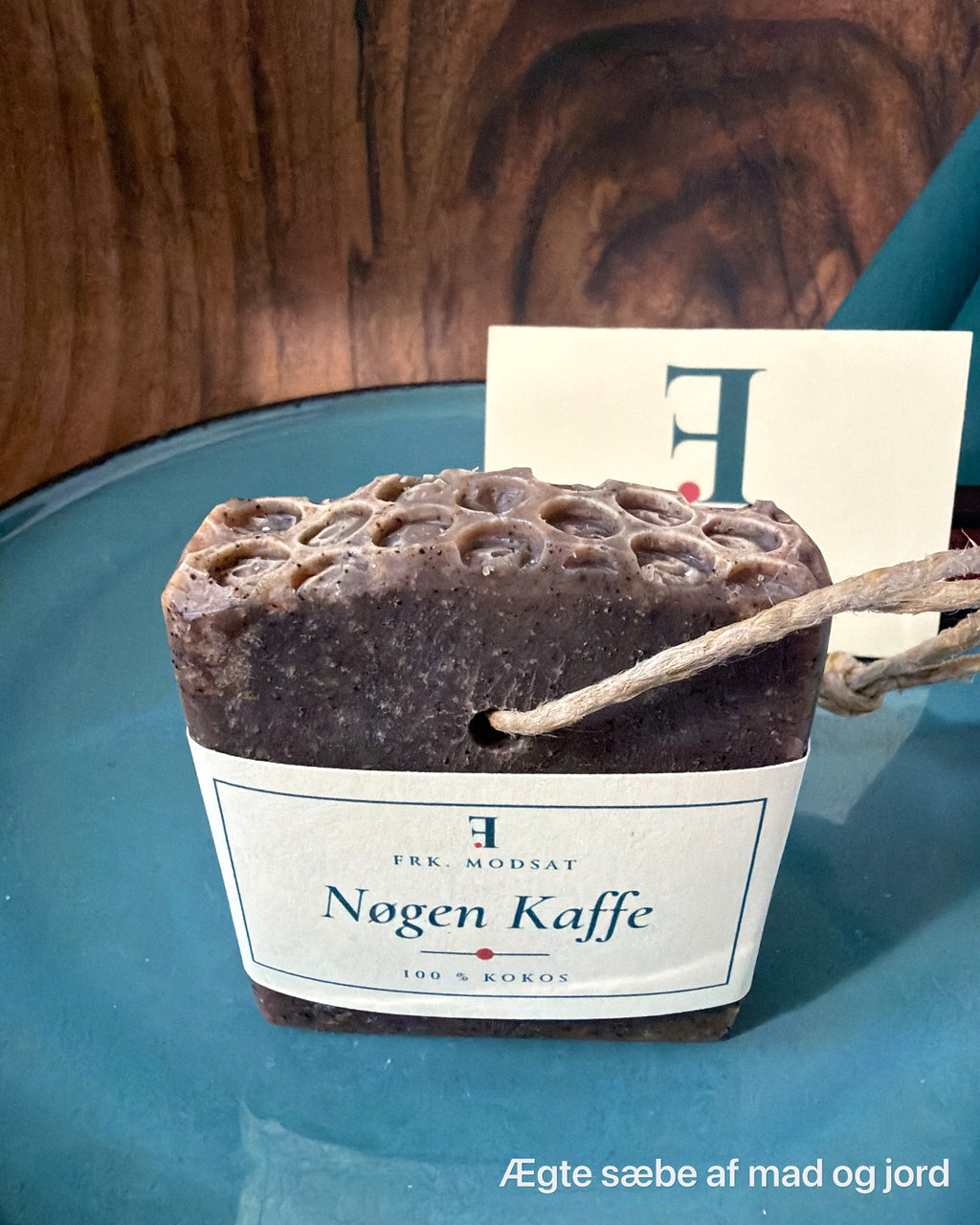 Nøgen Kaffe set fra siden med boblet top og hampesnor gennem baren