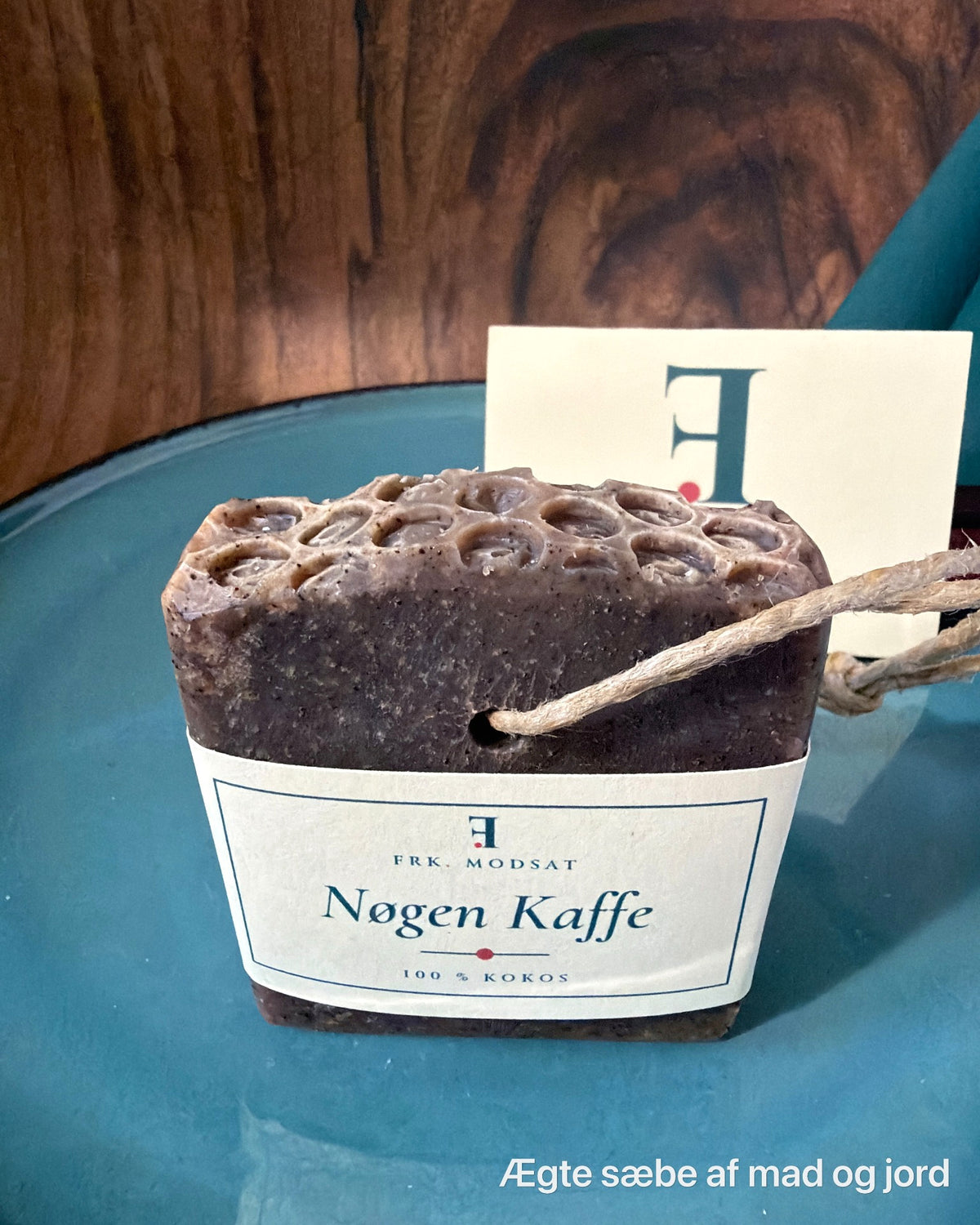 Nøgen Kaffe set fra siden med boblet top og hampesnor gennem baren