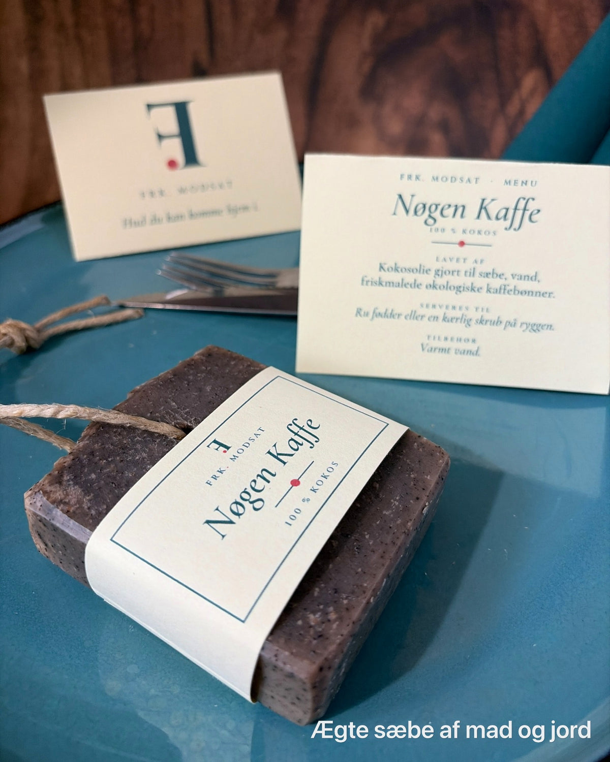 Nøgen Kaffe serveret på en tallerken med menukort, kniv og gaffel