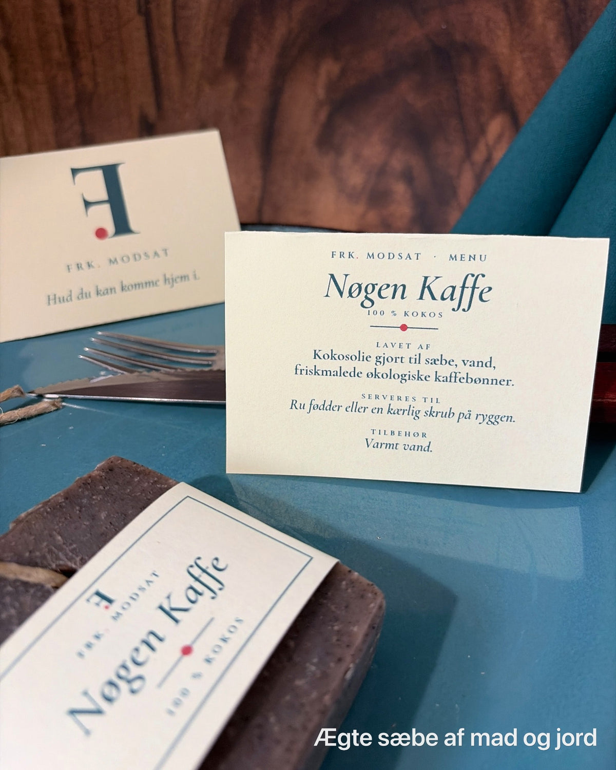 Menukortet til Nøgen Kaffe: kokosolie gjort til sæbe, vand og friskmalede økologiske kaffebønner, serveres til ru fødder eller en kærlig skrub på ryggen